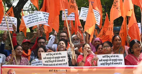 NEW DELHI INDIA APRIL 3 Nisan 2025 Birleşik Hindu Cephesi aktivistleri ve Milliyetçi Shiv Sena, 3 Nisan 'da Jantar Mantar' da düzenlenen protesto sırasında Hindu emanetine hakaret ettiği iddiasıyla Batı Bengal Genel Sekreteri Mamata Banerjee aleyhinde sloganlar attı.