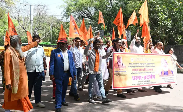 NEW DELHI INDIA APRIL 3 Nisan 2025 Birleşik Hindu Cephesi aktivistleri ve Milliyetçi Shiv Sena, 3 Nisan 'da Jantar Mantar' da düzenlenen protesto sırasında Hindu emanetine hakaret ettiği iddiasıyla Batı Bengal Genel Sekreteri Mamata Banerjee aleyhinde sloganlar attı.