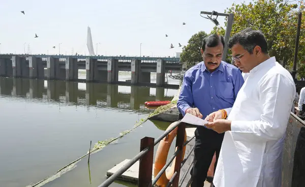 NEW DELHI INDIA APRIL 3 Nisan 2025 Delhi Su Bakanı Parvesh Sahib Singh Verma, Wazirabad Su arıtma Tesisi 'ni ziyaret ederek Wazirabad Su arıtma Tesisi' nde 3 Nisan 2025 tarihinde gerçekleştirilen gelişmeleri gözden geçirdi.