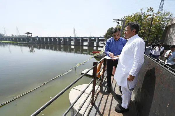 NEW DELHI INDIA APRIL 3 Nisan 2025 Delhi Su Bakanı Parvesh Sahib Singh Verma, Wazirabad Su arıtma Tesisi 'ni ziyaret ederek Wazirabad Su arıtma Tesisi' nde 3 Nisan 2025 tarihinde gerçekleştirilen gelişmeleri gözden geçirdi.
