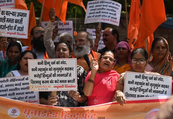 NEW DELHI INDIA APRIL Birleşik Hindu Cephesi 'nden 32025 İşçi ve Milliyetçi Shiv Sena, Batı Bengal CM Mamta Banerjee' nin fotoğrafını 3 Nisan 2025 'de Yeni Delhi Hindistan' da Vipin Kumar Hindustan Times tarafından çekilen Jantar Mantar protestosunda çektiler.