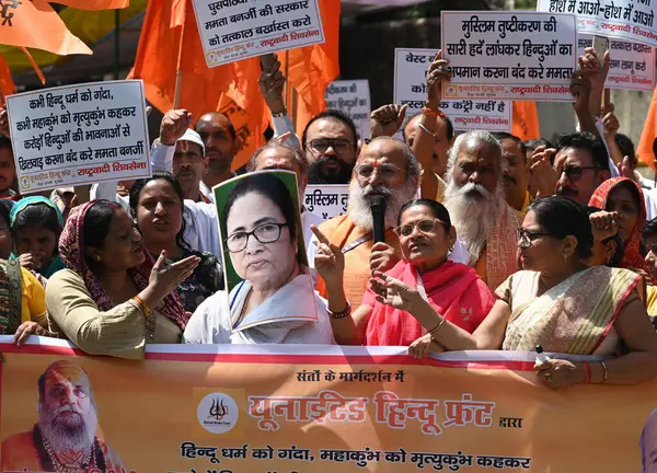 NEW DELHI INDIA APRIL Birleşik Hindu Cephesi 'nden 32025 İşçi ve Milliyetçi Shiv Sena, Batı Bengal CM Mamta Banerjee' nin fotoğrafını 3 Nisan 2025 'de Yeni Delhi Hindistan' da Vipin Kumar Hindustan Times tarafından çekilen Jantar Mantar protestosunda çektiler.