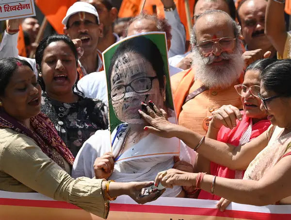NEW DELHI INDIA APRIL Birleşik Hindu Cephesi 'nden 32025 İşçi ve Milliyetçi Shiv Sena, Batı Bengal CM Mamta Banerjee' nin fotoğrafını 3 Nisan 2025 'de Yeni Delhi Hindistan' da Vipin Kumar Hindustan Times tarafından çekilen Jantar Mantar protestosunda çektiler.