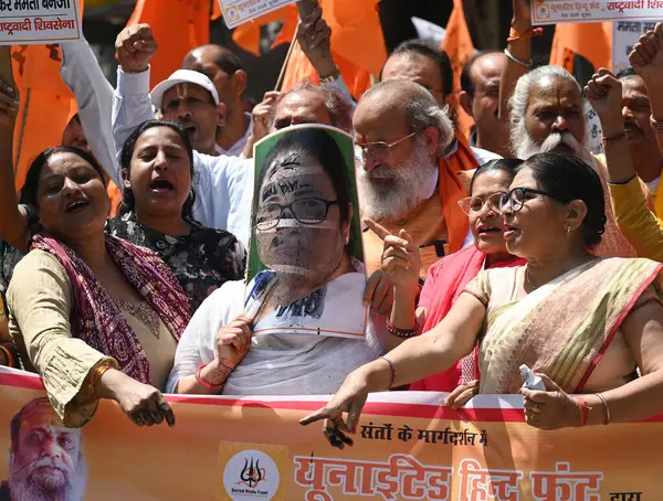 NEW DELHI INDIA APRIL Birleşik Hindu Cephesi 'nden 32025 İşçi ve Milliyetçi Shiv Sena, Batı Bengal CM Mamta Banerjee' nin fotoğrafını 3 Nisan 2025 'de Yeni Delhi Hindistan' da Vipin Kumar Hindustan Times tarafından çekilen Jantar Mantar protestosunda çektiler.