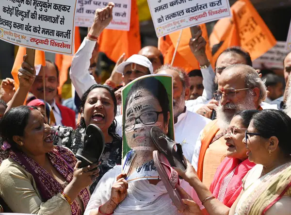 NEW DELHI INDIA APRIL Birleşik Hindu Cephesi 'nden 32025 İşçi ve Milliyetçi Shiv Sena, Batı Bengal CM Mamta Banerjee' nin fotoğrafını 3 Nisan 2025 'de Yeni Delhi Hindistan' da Vipin Kumar Hindustan Times tarafından çekilen Jantar Mantar protestosunda çektiler.