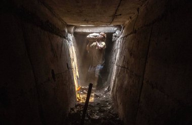 MUMBAI INDIA APRIL 32025 Brihanmumbai Belediye Şirketi BMC, Perşembe günü Hindistan 'ın Bhandup kentindeki Doğu Ekspres Otoyolu yakınlarındaki bir nala temizliği yapan BMC çalışanı Ajay Nirmal ile muson temizleme çalışmalarına başladı.