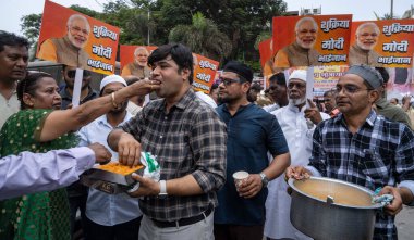 MUMBAI INDIA NİSAN 3 Nisan 2025 Müslüman BJP destekçileri, Waqf Değişiklik Tasarısı 'nın 3 Nisan 2025' te Mumbai Hindistan 'da Satish Bate Hindustan Times tarafından onaylanması beklenen Meclis' te sunulmasıyla Sakinaka 'da toplandı.