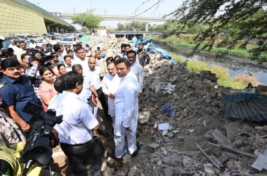 NEW DELHI INDIA APRIL 4 Nisan 2025 Delhi PWD Bakanı Parvesh Verma ve MLA OP Sharma ve Doğu Delhi 'yi ziyaret eden memurlar Karkari Mor' daki su yönetimi ve altyapıyla ilgili konuları denetlemek için 4 Nisan 2025 'te New De Hasanpur' da