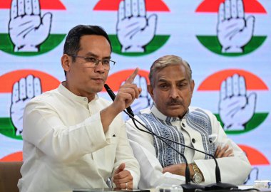 NEW DELHI INDIA APRIL 4 2025 Kongre Başkan Yardımcısı Lok Sabha Gaurav Gogoi ve Rajya Sabha Pramod Tiwari 4 Nisan 2025 tarihinde Yeni Delhi 'de yapılan basın toplantısında Lok Sabh' taki Waqf Değişikliği Yasa Tasarısı 'nın kabulünden sonra