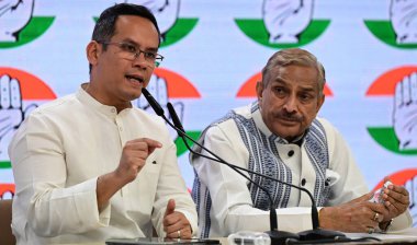 NEW DELHI INDIA APRIL 4 2025 Kongre Başkan Yardımcısı Lok Sabha Gaurav Gogoi ve Rajya Sabha Pramod Tiwari 4 Nisan 2025 tarihinde Yeni Delhi 'de yapılan basın toplantısında Lok Sabh' taki Waqf Değişikliği Yasa Tasarısı 'nın kabulünden sonra