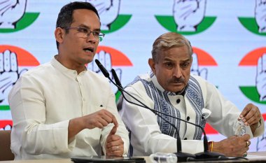 NEW DELHI INDIA APRIL 4 2025 Kongre Başkan Yardımcısı Lok Sabha Gaurav Gogoi ve Rajya Sabha Pramod Tiwari 4 Nisan 2025 tarihinde Yeni Delhi 'de yapılan basın toplantısında Lok Sabh' taki Waqf Değişikliği Yasa Tasarısı 'nın kabulünden sonra