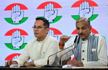 NEW DELHI INDIA APRIL 4 2025 Kongre Başkan Yardımcısı Lok Sabha Gaurav Gogoi ve Rajya Sabha Pramod Tiwari 4 Nisan 2025 tarihinde Yeni Delhi 'de yapılan basın toplantısında Lok Sabh' taki Waqf Değişikliği Yasa Tasarısı 'nın kabulünden sonra