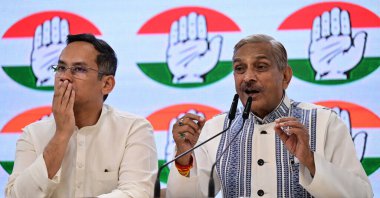 NEW DELHI INDIA APRIL 4 2025 Kongre Başkan Yardımcısı Lok Sabha Gaurav Gogoi ve Rajya Sabha Pramod Tiwari 4 Nisan 2025 tarihinde Yeni Delhi 'de yapılan basın toplantısında Lok Sabh' taki Waqf Değişikliği Yasa Tasarısı 'nın kabulünden sonra