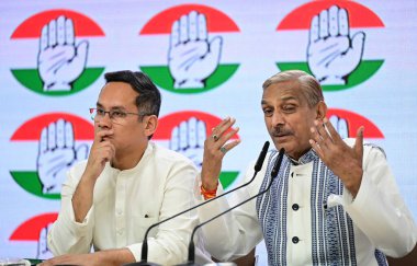 NEW DELHI INDIA APRIL 4 2025 Kongre Başkan Yardımcısı Lok Sabha Gaurav Gogoi ve Rajya Sabha Pramod Tiwari 4 Nisan 2025 tarihinde Yeni Delhi 'de yapılan basın toplantısında Lok Sabh' taki Waqf Değişikliği Yasa Tasarısı 'nın kabulünden sonra