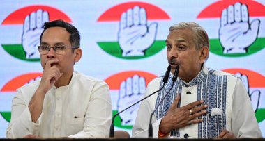 NEW DELHI INDIA APRIL 4 2025 Kongre Başkan Yardımcısı Lok Sabha Gaurav Gogoi ve Rajya Sabha Pramod Tiwari 4 Nisan 2025 tarihinde Yeni Delhi 'de yapılan basın toplantısında Lok Sabh' taki Waqf Değişikliği Yasa Tasarısı 'nın kabulünden sonra
