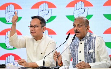 NEW DELHI INDIA APRIL 4 2025 Kongre Başkan Yardımcısı Lok Sabha Gaurav Gogoi ve Rajya Sabha Pramod Tiwari 4 Nisan 2025 tarihinde Yeni Delhi 'de yapılan basın toplantısında Lok Sabh' taki Waqf Değişikliği Yasa Tasarısı 'nın kabulünden sonra