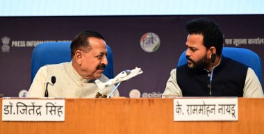 NEW DELHI INDIA 4 Nisan 2025 Union Sivil Havacılık Bakanı Ram Mohan Naidu, CSIR 'in yerel olarak tasarlanan teknolojinin devri sırasında Sendika Bilim ve Teknoloji Bakanı IC Jitendra Singh ile konuştu.