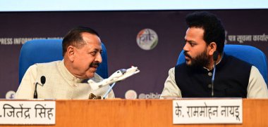 NEW DELHI INDIA 4 Nisan 2025 Union Sivil Havacılık Bakanı Ram Mohan Naidu, CSIR 'in yerel olarak tasarlanan teknolojinin devri sırasında Sendika Bilim ve Teknoloji Bakanı IC Jitendra Singh ile konuştu.