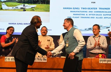 NEW DELHI INDIA 4 APRIL 4 2025 Birlik Sivil Havacılık Bakanı Ram Mohan Naidu ve Birlik Bilim ve Teknoloji Bakanı IC Jitendra Singh, CSIR 'in yerel olarak tasarlanıp deve edildiği duyuruldu.
