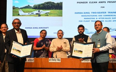 NEW DELHI INDIA 4 APRIL 4 2025 Birlik Sivil Havacılık Bakanı Ram Mohan Naidu ve Birlik Bilim ve Teknoloji Bakanı IC Jitendra Singh, CSIR 'in yerel olarak tasarlanıp deve edildiği duyuruldu.