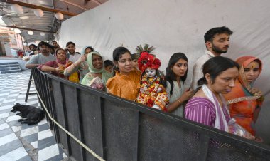 NEW DELHI INDIA 4 Nisan 2025 Heavy Rush Devotees hattı ve Nehru Place Kalka ji Mandir Tapınağı 'ndaki 7. gün şezlongunda dua eden Sonu Mehta Hindustan Times