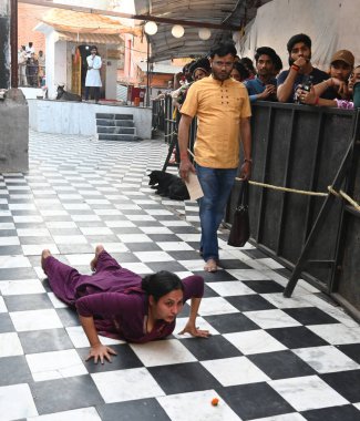 NEW DELHI INDIA 4 Nisan 2025 Heavy Rush Devotees hattı ve Nehru Place Kalka ji Mandir Tapınağı 'ndaki 7. gün şezlongunda dua eden Sonu Mehta Hindustan Times