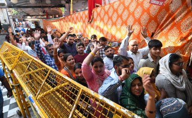 NEW DELHI INDIA 4 Nisan 2025 Heavy Rush Devotees hattı ve Nehru Place Kalka ji Mandir Tapınağı 'ndaki 7. gün şezlongunda dua eden Sonu Mehta Hindustan Times