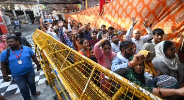 NEW DELHI INDIA 4 Nisan 2025 Heavy Rush Devotees hattı ve Nehru Place Kalka ji Mandir Tapınağı 'ndaki 7. gün şezlongunda dua eden Sonu Mehta Hindustan Times