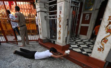 NEW DELHI INDIA 4 Nisan 2025 Heavy Rush Devotees hattı ve Nehru Place Kalka ji Mandir Tapınağı 'ndaki 7. gün şezlongunda dua eden Sonu Mehta Hindustan Times