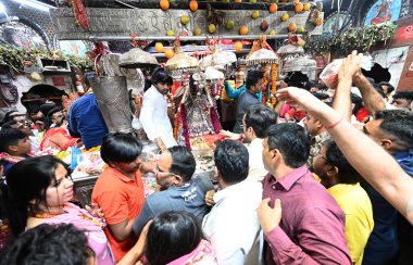 NEW DELHI INDIA 4 Nisan 2025 Heavy Rush Devotees hattı ve Nehru Place Kalka ji Mandir Tapınağı 'ndaki 7. gün şezlongunda dua eden Sonu Mehta Hindustan Times