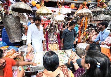 NEW DELHI INDIA 4 Nisan 2025 Heavy Rush Devotees hattı ve Nehru Place Kalka ji Mandir Tapınağı 'ndaki 7. gün şezlongunda dua eden Sonu Mehta Hindustan Times