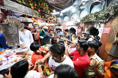 NEW DELHI INDIA 4 Nisan 2025 Heavy Rush Devotees hattı ve Nehru Place Kalka ji Mandir Tapınağı 'ndaki 7. gün şezlongunda dua eden Sonu Mehta Hindustan Times