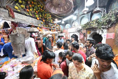 NEW DELHI INDIA 4 Nisan 2025 Heavy Rush Devotees hattı ve Nehru Place Kalka ji Mandir Tapınağı 'ndaki 7. gün şezlongunda dua eden Sonu Mehta Hindustan Times