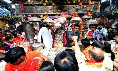 NEW DELHI INDIA 4 Nisan 2025 Heavy Rush Devotees hattı ve Nehru Place Kalka ji Mandir Tapınağı 'ndaki 7. gün şezlongunda dua eden Sonu Mehta Hindustan Times
