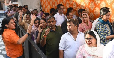 NEW DELHI INDIA 4 Nisan 2025 Heavy Rush Devotees hattı ve Nehru Place Kalka ji Mandir Tapınağı 'ndaki 7. gün şezlongunda dua eden Sonu Mehta Hindustan Times