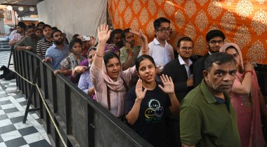 NEW DELHI INDIA 4 Nisan 2025 Heavy Rush Devotees hattı ve Nehru Place Kalka ji Mandir Tapınağı 'ndaki 7. gün şezlongunda dua eden Sonu Mehta Hindustan Times
