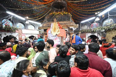 NEW DELHI INDIA 4 Nisan 2025 Heavy Rush Devotees hattı ve Nehru Place Kalka ji Mandir Tapınağı 'ndaki 7. gün şezlongunda dua eden Sonu Mehta Hindustan Times