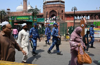 YENİ DELHI INDIA 4 Nisan 2025 Rapid Action Force RAF güvenlik personeli Cuma Namaz için Jama Mescid 'de konuşlandırıldı Parlamento' nun WAQF Yönetim Kurulu Yasa Tasarısı 2025 'i 4 Nisan 2025' te Yeni Delhi Hindistan 'da Vipin Kumar Fotoğrafı