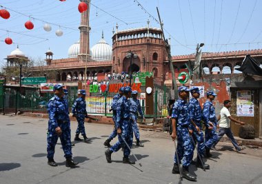 YENİ DELHI INDIA 4 Nisan 2025 Rapid Action Force RAF güvenlik personeli Cuma Namaz için Jama Mescid 'de konuşlandırıldı Parlamento' nun WAQF Yönetim Kurulu Yasa Tasarısı 2025 'i 4 Nisan 2025' te Yeni Delhi Hindistan 'da Vipin Kumar Fotoğrafı