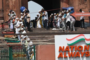 YENİ DELHI INDIA 4 Nisan 2025 Rapid Action Force RAF güvenlik personeli Cuma Namaz için Jama Mescid 'de konuşlandırıldı Parlamento' nun WAQF Yönetim Kurulu Yasa Tasarısı 2025 'i 4 Nisan 2025' te Yeni Delhi Hindistan 'da Vipin Kumar Fotoğrafı