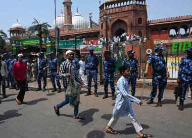 YENİ DELHI INDIA 4 Nisan 2025 Rapid Action Force RAF güvenlik personeli Cuma Namaz için Jama Mescid 'de konuşlandırıldı Parlamento' nun WAQF Yönetim Kurulu Yasa Tasarısı 2025 'i 4 Nisan 2025' te Yeni Delhi Hindistan 'da Vipin Kumar Fotoğrafı