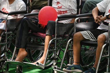 NEW DELHI INDIA APRIL 4 Nisan 2025 Duchenne Muscular Dystrophy DMD ve Muscular Dystrophy MD 'den etkilenen çocukların ebeveynleri Jantar Mantar' daki hayat kurtaran ilaçlara acil erişim talebiyle 4 Nisan 2025 'te Yeni Delhi' de düzenlenen gösteride