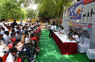 NEW DELHI INDIA APRIL 4 Nisan 2025 Duchenne Muscular Dystrophy DMD ve Muscular Dystrophy MD 'den etkilenen çocukların ebeveynleri Jantar Mantar' daki hayat kurtaran ilaçlara acil erişim talebiyle 4 Nisan 2025 'te Yeni Delhi' de düzenlenen gösteride