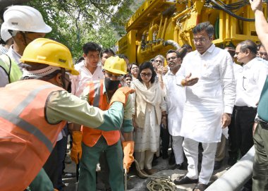 NEW DELHI INDIA APRIL 6 Nisan 2025 Delhi PWD Bakanı Parvesh Verma, 6 Nisan 2025 tarihinde Yeni Delhi 'de Parvesh Verma hükümetinin, Kailash Kolonisi Metro İstasyonu yakınlarındaki Zamrudpur köyündeki yeni bir kanalizasyon temizliğini denetlediğini duyurdu.