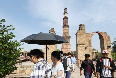 NEW DELHI INDIA NİSAN 6 Nisan 2025 Sıcak bir öğleden sonra Qutub Minar 'da Sanjeev Verma Hindustan Times tarafından çekilmiştir.