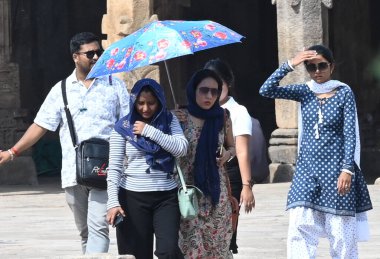 NEW DELHI INDIA NİSAN 6 Nisan 2025 Sıcak bir öğleden sonra Qutub Minar 'da Sanjeev Verma Hindustan Times tarafından çekilmiştir.