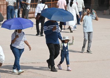 NEW DELHI INDIA NİSAN 6 Nisan 2025 Sıcak bir öğleden sonra Qutub Minar 'da Sanjeev Verma Hindustan Times tarafından çekilmiştir.