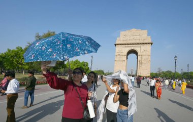 NEW DELHI INDIA APRIL 6. 2025 Sıcak bir öğleden sonra Hindistan Kapısı 'nda 6 Nisan 2025' te Yeni Delhi Hindistan Fotoğrafı: Sanjeev Verma Hindustan Times