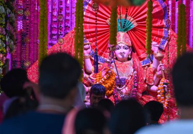 NOIDA INDIA APRIL 6 2025 Dindar, 6 Nisan 2025 'te Sanatan Dharam mandir sektöründe düzenlenen Rama Navami festivali vesilesiyle dua eder. Fotoğraf: Sunil Ghosh Hindustan Times
