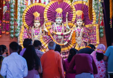 NOIDA INDIA APRIL 6 2025 Dindar, 6 Nisan 2025 'te Sanatan Dharam mandir sektöründe düzenlenen Rama Navami festivali vesilesiyle dua eder. Fotoğraf: Sunil Ghosh Hindustan Times